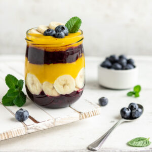Sluoksniuotas vaisiu desertas