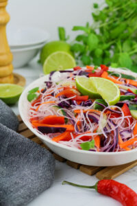 Veganiskos azijietiskos makaronu salotos