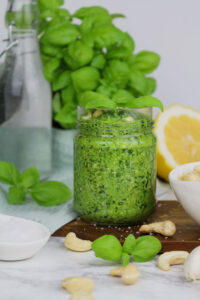 Veganiskas baziliku pesto be aliejaus