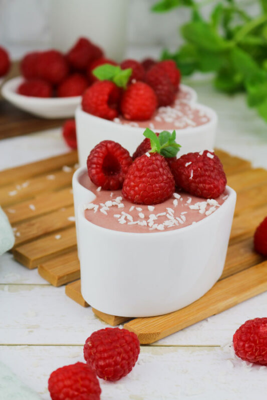 Veganiska avieciu ir kokosu panna cotta