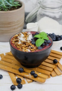 Glotnucio dubenelis su granola be glitimo
